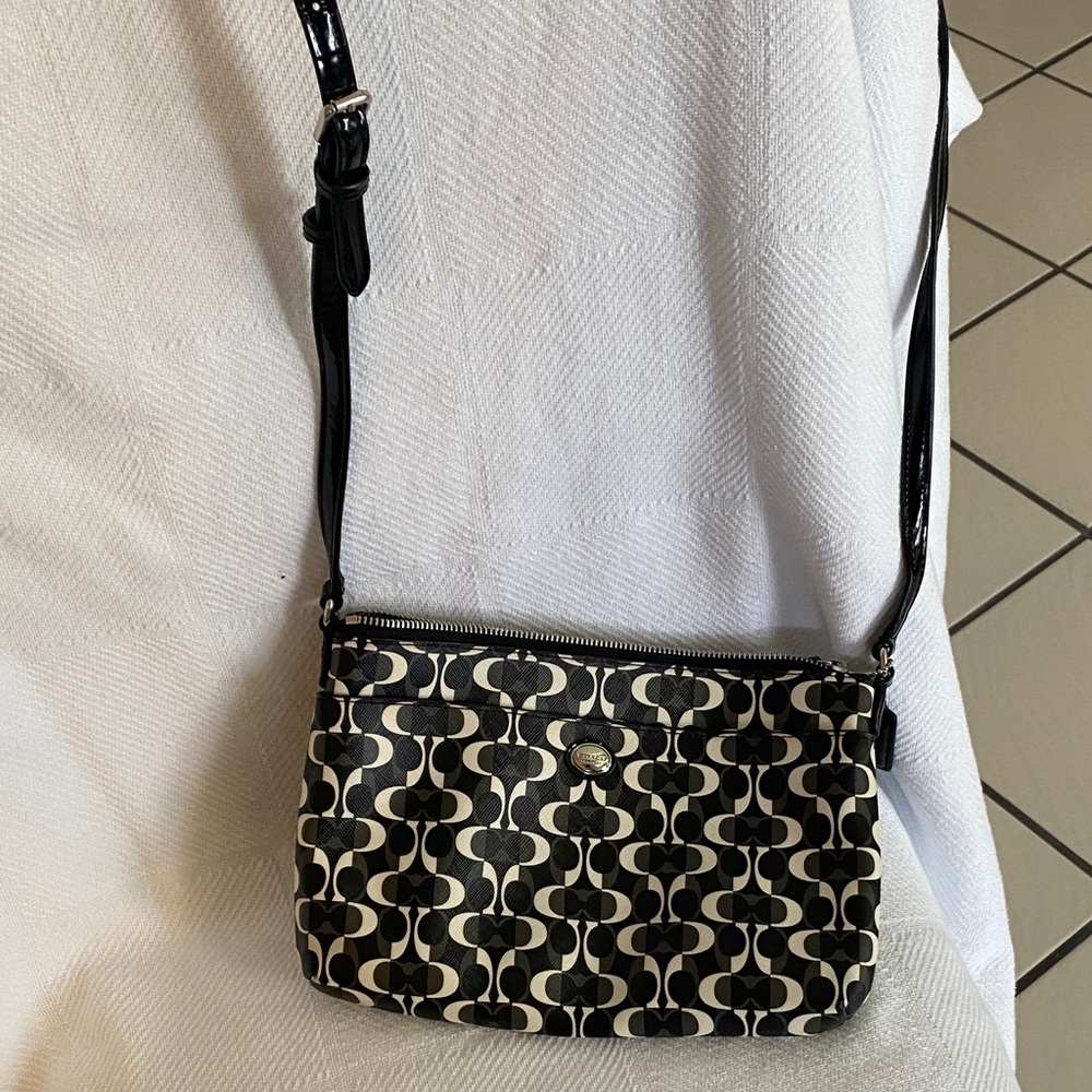 🦩Coach Black grey and White Patterned Crossbody Bag🦩